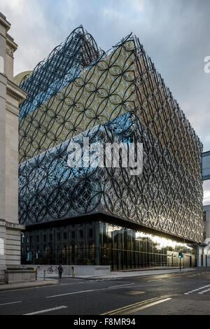 Bibliothèque de Birmingham. Vue extérieure de la Bibliothèque de Birmingham. Façade en verre et en métal. L'architecture contemporaine. Banque D'Images