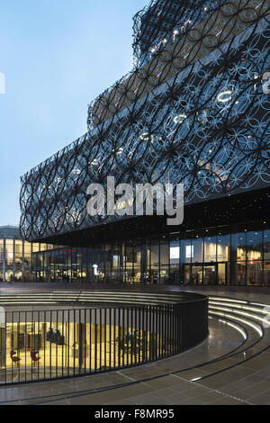 Bibliothèque de Birmingham. Vue extérieure de la Bibliothèque de Birmingham. Façade en verre et en métal. L'architecture contemporaine. Banque D'Images