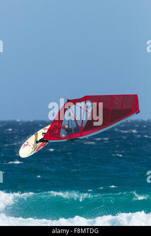 Wind Surfer vague saut, Esperance, l'ouest de l'Australie. Banque D'Images