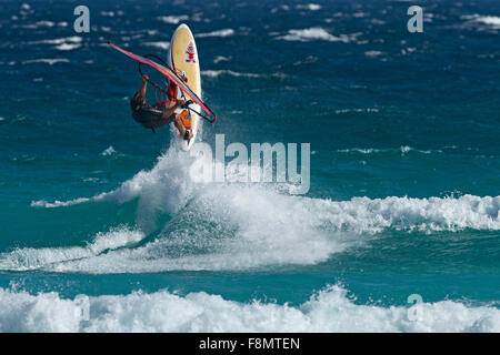 Wind Surfer vague saut, Esperance, l'ouest de l'Australie. Banque D'Images