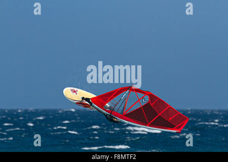 Wind Surfer vague saut, Esperance, l'ouest de l'Australie. Banque D'Images