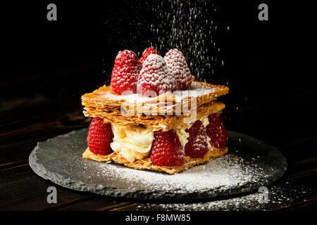 Dessert Millefeuille à la framboise sur fond noir Banque D'Images