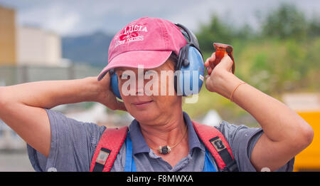 Femme avec protecteur d'oreille Banque D'Images