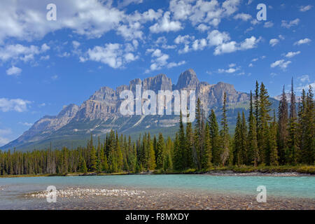 Castle Mountain et la rivière Bow, Banff National Park, Alberta, montagnes Rocheuses, Canada Banque D'Images