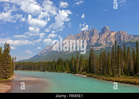 Castle Mountain et la rivière Bow, Banff National Park, Alberta, montagnes Rocheuses, Canada Banque D'Images