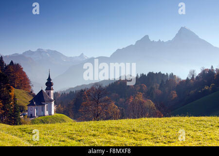 Wallfahrtskirche de / église de pèlerinage Maria Gern en automne à Berchtesgaden et le Watzmann, Bavière, Allemagne Banque D'Images