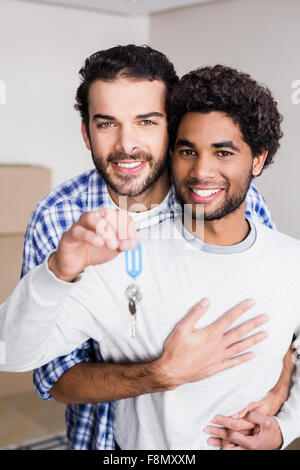 Happy gay couple holding nouvelles clés de maison Banque D'Images