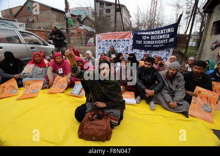 Srinagar, Inde. Dec 10, 2015. Les proches des disparus musulmans du Cachemire prendre part à une manifestation organisée par l'Association des Parents de personnes disparues (APDP) sur la Journée internationale des droits de Srinagar, la capitale d'été du Cachemire sous contrôle indien. Selon le rapport APDP plus de 10 000 personnes sont portées disparues après avoir été soumis à une disparition forcée par les forces de sécurité indiennes et d'autres agences de sécurité depuis la lutte armée a commencé au Cachemire en 1989. Credit : Faisal Khan/Pacific Press/Alamy Live News Banque D'Images