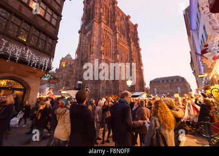 Des foules de gens au marché de Noël autour de la cathédrale de Strasbourg, Strasbourg, Alsace France Europe Banque D'Images