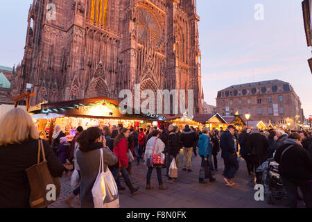 Les gens du shopping dans les étals du marché, marché de Noël de Strasbourg et de la cathédrale de Strasbourg, Strasbourg, Alsace France Europe Banque D'Images