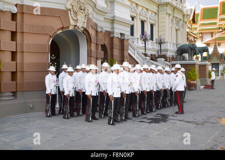 Thaïlande - Bangkok, des gardes devant le Palais Royal Banque D'Images