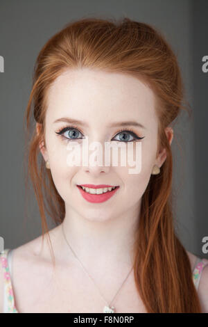 Portrait d'une femme belle Rousse. Banque D'Images