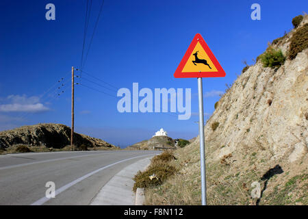 Large vue d'un Cerf(s) / d'avertissement de passage à niveau signalisation routière attention dans la ceinture d'autoroute. Myrina L'île de Lemnos, Grèce Banque D'Images