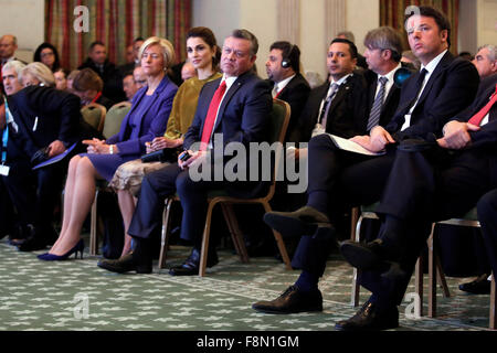 Rome, Italie. 10 Décembre, 2015. La Reine Rania de Jordanie et le roi de Jordanie Abdullah bin Al-Hussein, avec le Premier ministre italien Matteo Renzi (r) Il Ministro della difesa Roberta Pinotti, il Re di Giordania Abdullah bin Al-Hussein con la moglie, la Regina Rania e Matteo Renzi Roma 10-12-2015 Hotel Parco dei Principi. Med Forum 2015, dialogues méditerranéens. Crédit photo Samantha Zucchi Insidefoto : Insidefoto/Alamy Live News Banque D'Images