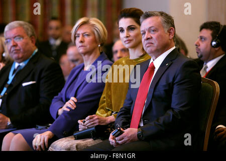 Rome, Italie. 10 Décembre, 2015. Ministre de la défense italienne Roberta Pinotti, La Reine Rania de Jordanie et le roi de Jordanie Abdullah bin Al-Hussein Roberta, Pinotti, il Re di Giordania Abdullah bin Al-Hussein con la moglie, Rania la Regina 10-12-2015 Roma Hotel Parco dei Principi. Med Forum 2015, dialogues méditerranéens. Crédit photo Samantha Zucchi Insidefoto : Insidefoto/Alamy Live News Banque D'Images