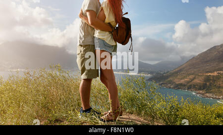 Portrait de l'amour libre en étant debout sur une falaise sur la côte. La section basse image de jeune homme et femme Banque D'Images