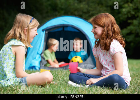 Deux filles bavardant ensemble On Camping Trip Banque D'Images