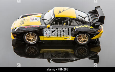 Modèle réduit Porsche 911 Turbo dans de course Banque D'Images