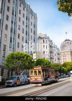 Une vue de la California Street Cable Car en descente raide sur Nob Hill, Rue de la Californie à San Francisco, Californie. Banque D'Images