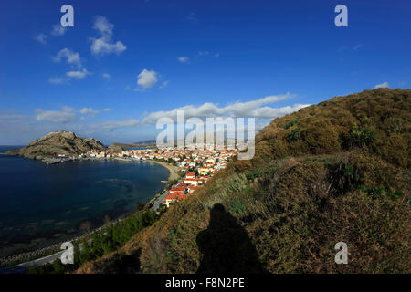 Vue grand angle de Myrina city bay et sp. Buissons Sarcopoterium spinosum sur la colline. Lemnos Limnos island, Grèce ou Banque D'Images