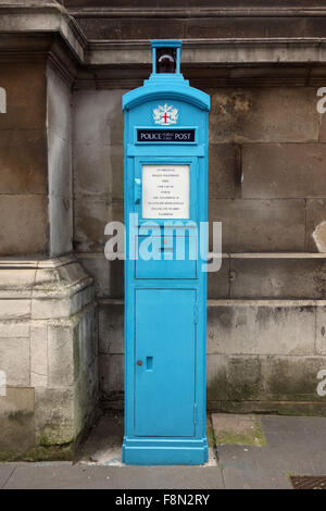 La police traditionnelle à l'ancienne cabine téléphonique, Londres Banque D'Images