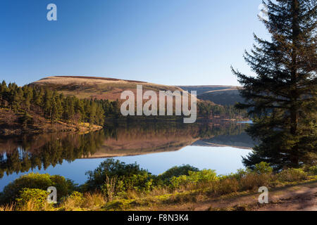 Les reflets dans les eaux du réservoir de Howden encore près de Bamford dans la Haute Vallée de Derwent Derbyshire Banque D'Images