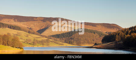 Ladybower reservoir dans la haute vallée de Derwent en regardant vers le Derwent Bords et maures. Banque D'Images