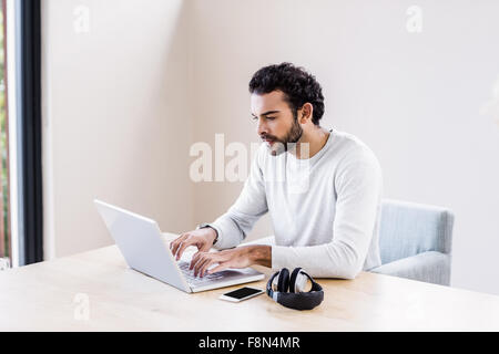 L'homme travaillant sur son ordinateur portable Banque D'Images