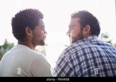 Heureux couple sitting on terrace Banque D'Images