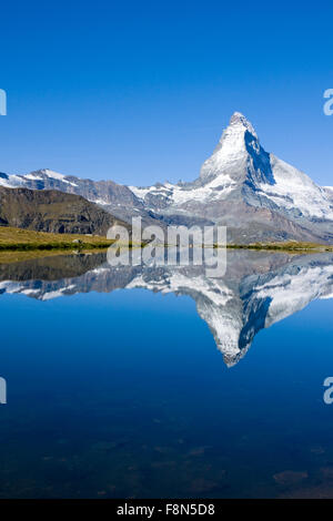 Le mondialement célèbre Matterhorn reflétée dans le Stelisee Banque D'Images
