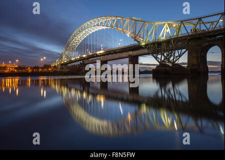 L'Aylesbury et Widnes pont traversant la rivière Mersey la nuit, Cheshire, Angleterre Banque D'Images