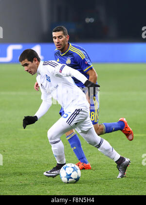 Kiev, Ukraine. 9 Décembre, 2015. Derlis Gonzalez de Dynamo Kiev (en blanc) se bat pour une balle avec Tal Ben Haim de Maccabi Tel-Aviv pendant leur match de la Ligue des Champions de l'UEFA au NSC Olimpiyskyi stadium Crédit : Oleksandr Prykhodko/Alamy Live News Banque D'Images