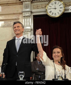 Buenos Aires, Argentine. Dec 10, 2015. Le Président de l'ARGENTINE Mauricio Macri (L) détient la part du vice-président de l'Argentine Gabriela Michetti après avoir prêté serment en tant que président avant l'Assemblée législative au Congrès national, à Buenos Aires, capitale de l'Argentine, le 10 décembre 2015. Mauricio Macri a inauguré le jeudi comme nouveau président de l'Argentine, Cristina Fernandez, réussir. Credit : Fernando Sturla/TELAM/Xinhua/Alamy Live News Banque D'Images