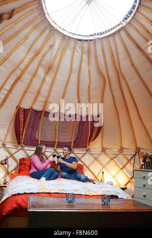 Couple Enjoying Camping De Luxe Maison de vacances en yourte Banque D'Images