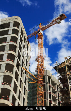 Grue sur le chantier de construction du nouveau bâtiment de grande hauteur. Banque D'Images