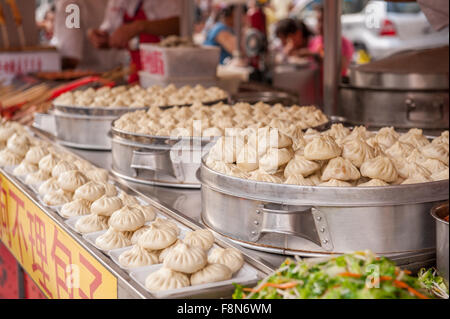 Raviolis asiatiques traditionnelles sur l'écran au cours du marché Banque D'Images