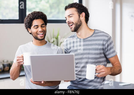 Happy gay couple holding et tasses Banque D'Images