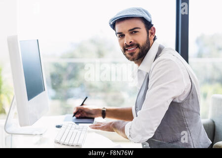 Bel homme travaillant smiling at the camera Banque D'Images