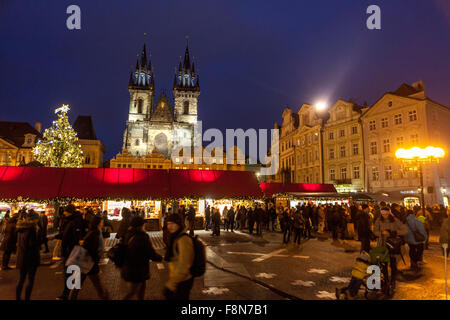 Place de la Vieille ville marché de Noël Prague, République Tchèque marchés traditionnels gens shopping Europe Banque D'Images