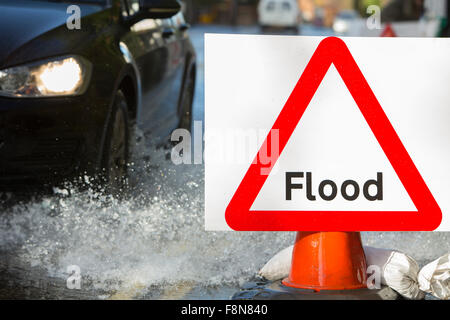 Signe de la circulation d'avertissement sur la route avec les voitures inondées Banque D'Images