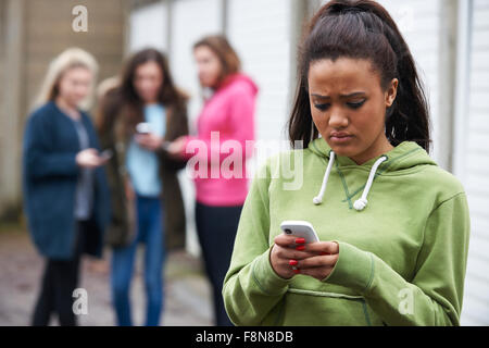 Teenage Girl Intimidé par message texte Banque D'Images