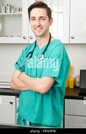 Portrait Of Vet Wearing Scrubs en chirurgie Banque D'Images