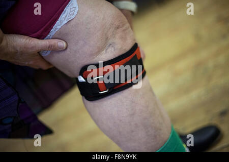 Close up image d'une sangle de genou sur une jambe. Banque D'Images