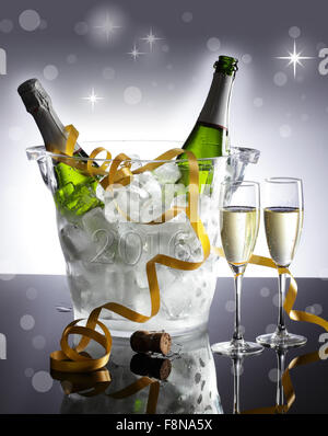 Le réveillon du Nouvel an 2015-2016. Un godet avec des bouteilles de champagne et flûtes Banque D'Images