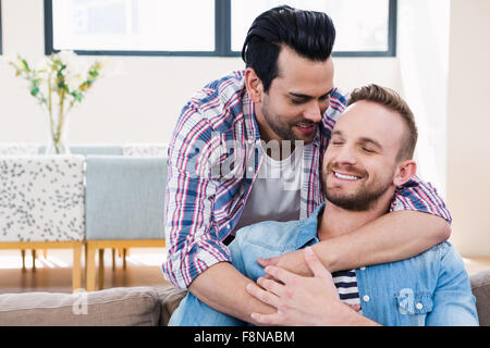Couple Gay de détente sur le canapé Banque D'Images