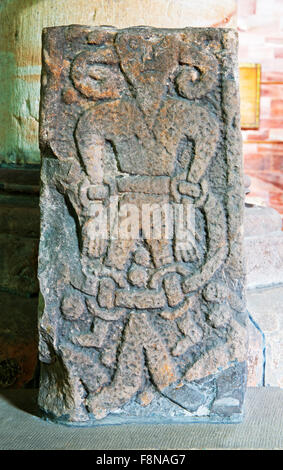 Les Scandinaves Loki pierre dans l'église paroissiale, Kirkby Stephen, Cumbria, Angleterre, Royaume-Uni Banque D'Images