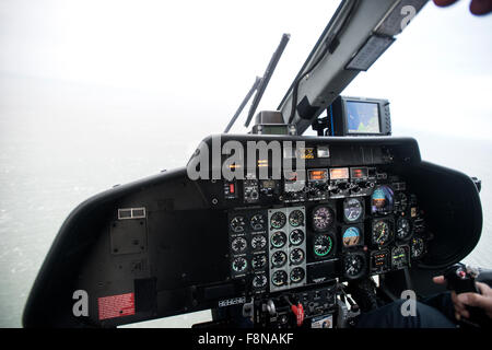 Dans le poste de pilotage d'un hélicoptère volant à partir de la terre ferme à Lundy Island Banque D'Images