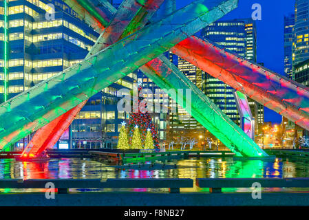 Vasque olympique et les arbres de Noël, Jack Poole Plaza, Vancouver, Colombie-Britannique, Canada. Banque D'Images