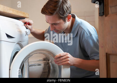 Réparer la machine à laver domestique ingénieur Banque D'Images