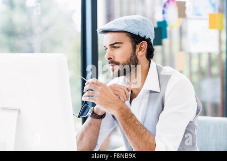 Focused man working on computer Banque D'Images